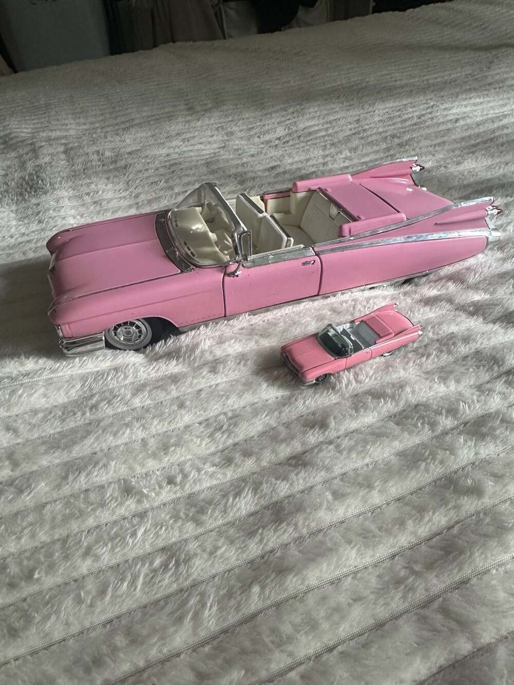 Maisto 1:18 1959 Cadillac Eldorado Biarritz & Johnny Lightning Pink Cadillac Die